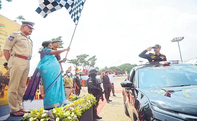 Governor Tamilisai Inaugurated The Black Cat Rally - Sakshi