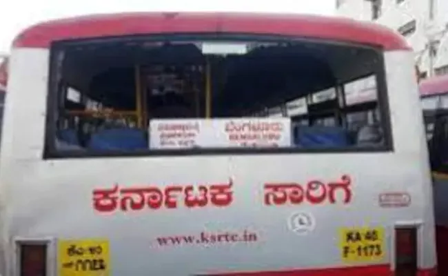 Kerala Rains: Man And Son Clinging To KSRTC Bus Wheel Rescued By Conductor Video Goes Viral - Sakshi