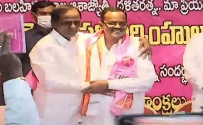 Motkupalli Narasimhulu Joins TRS In The Presence Of CM KCR - Sakshi