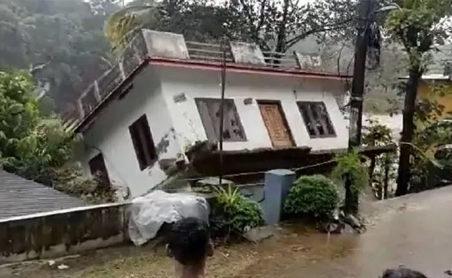 Amid Heavy Rains In Kerala House Collapses Into River - Sakshi