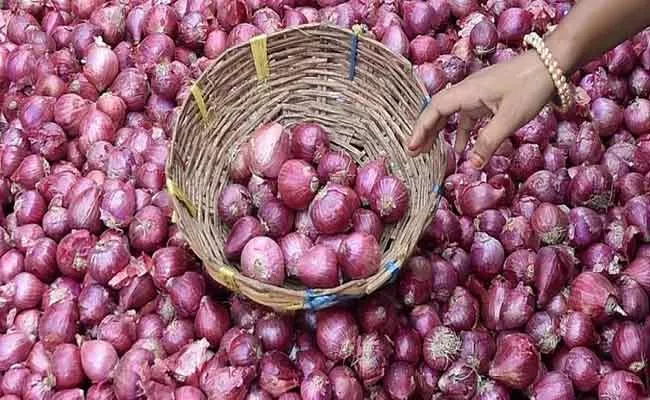 Onion Prices Hiked by 50 Percent In Few Days - Sakshi