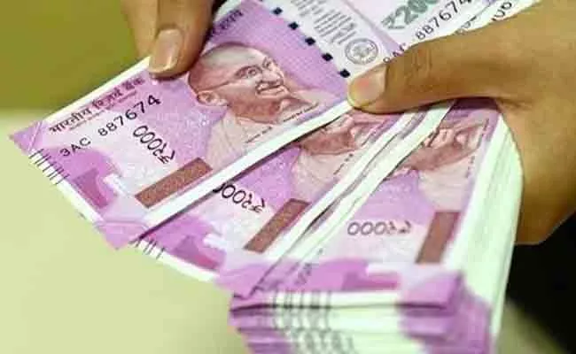 Municipal Health Assistant Escaped With Loan Of Rs 25 Lakhs - Sakshi