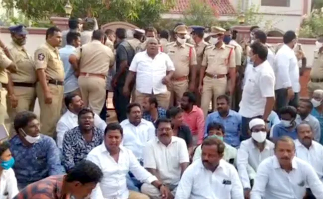 YSRCP Leaders Protest At TDP Leader Ameer Babu House - Sakshi