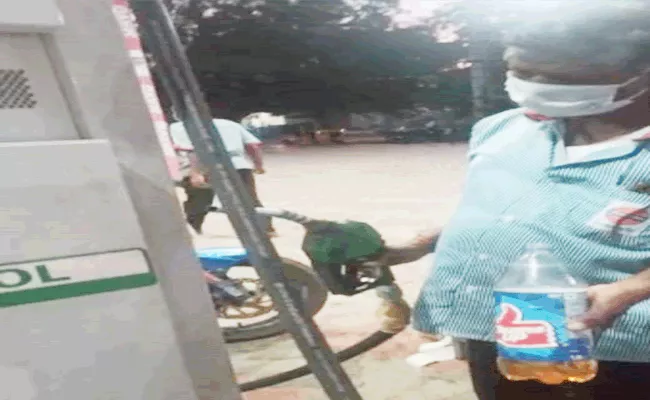 Fraud In Petrol Bunk In Adilabad - Sakshi