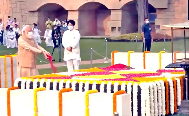 Sonia Gandhi Modi, Others Pays Tribute to Mahatma Gandhi On His 152 Birth Anniversary - Sakshi