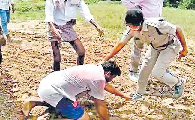 Bollepally Land Dispute: Farmers Prayer To Forest Officers For Podu lands - Sakshi