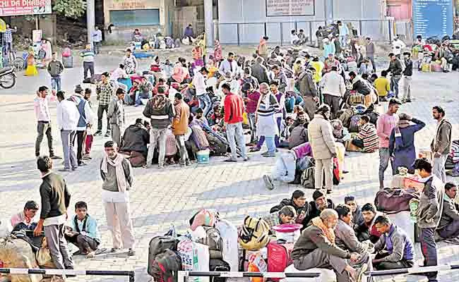 Terrorist Attacks on Labour in jammu Kashmir: Migrants Begin To Leave - Sakshi