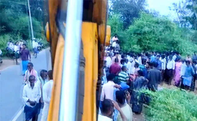 JCB Collided With Labourers In Kadapa Mydukur, 4 People Died - Sakshi