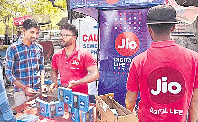 Reliance Jio gains 649,000 mobile users in August - Sakshi