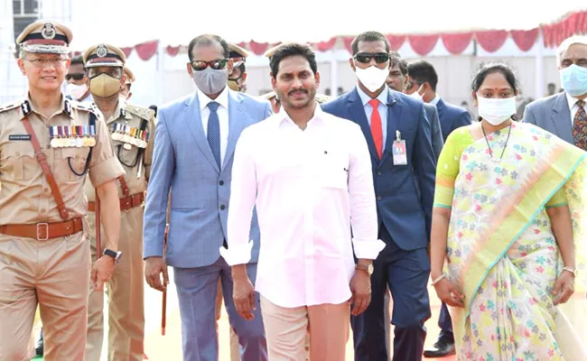 CM YS Jagan Gives 10 Lakh Grant To Covid Martyrs Family - Sakshi