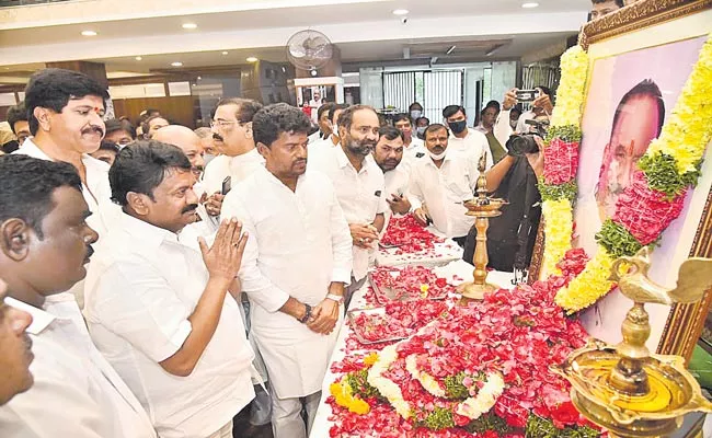 Telangana Ministers Tribute To Naini Narsimha Reddy - Sakshi