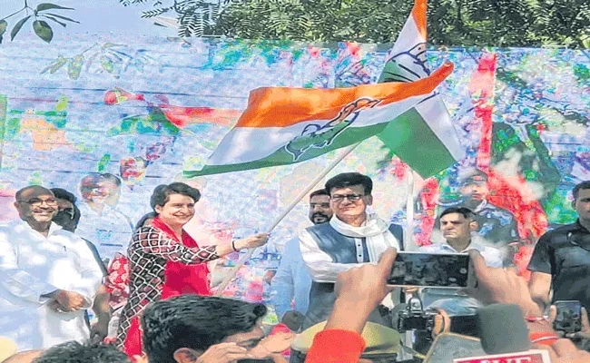 Priyanka flags off Pratigya Yatras in Uttar Pradesh - Sakshi