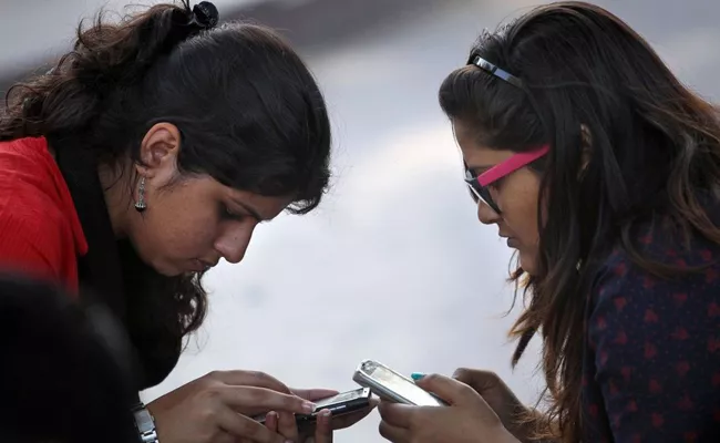 Indians Spend 5 Hours On Smartphone Apps Daily   - Sakshi