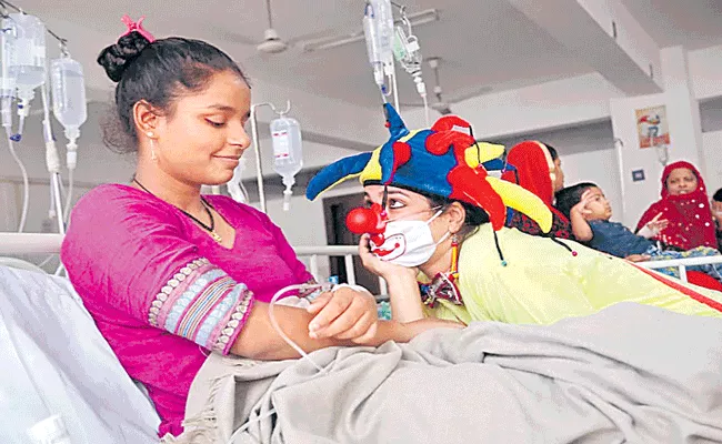 Clown journey to the Hospital in delhi - Sakshi