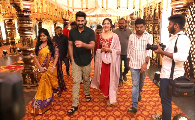 Varudu Kaavalenu Actors Naga Shaurya and Ritu Varma Surprise Entry Into Few Marriages in Hyderabad - Sakshi