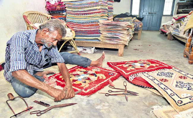 Making Tangelamudi carpets with natural colors on looms - Sakshi