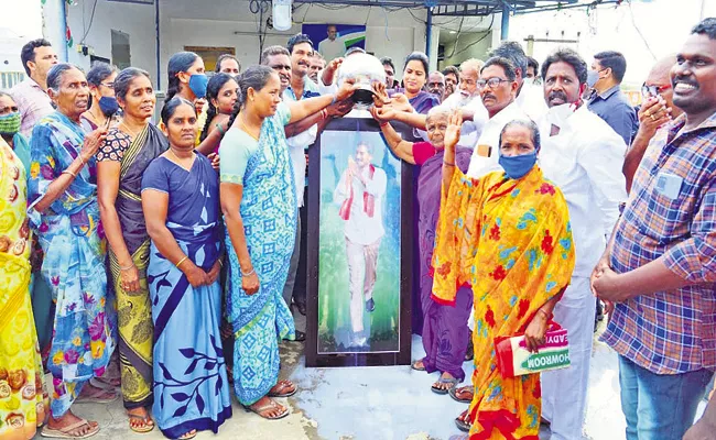 Yadavalli Dalit farmers thank CM YS Jagan - Sakshi