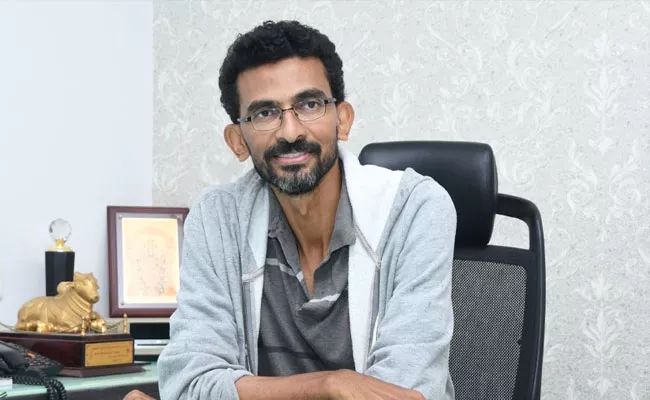 Director Sekhar Kammula Helped Rs 1 Lakh To Suryapet Farmer - Sakshi