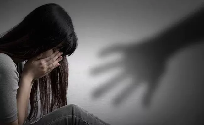 Pak Woman Attempts Suicide At Court After Husband Molested Daughter - Sakshi