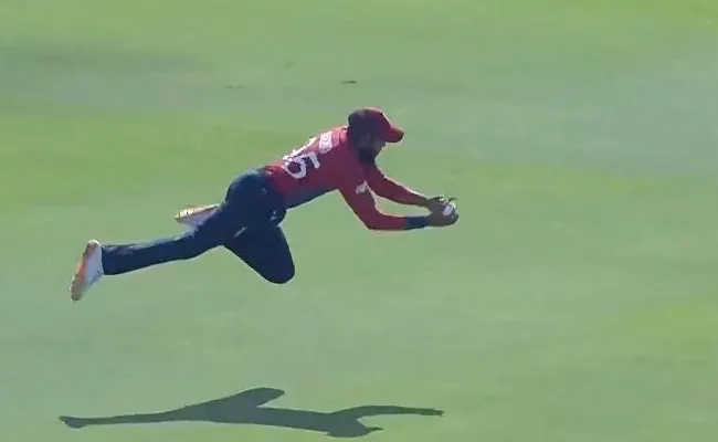 T20 World Cup 2021: Adil Rashid takes spectacular diving catch - Sakshi