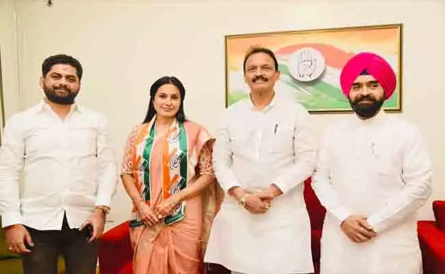 Bigg Boss Fame Kamya Panjabi Joins Congress Political Party In Mumbai - Sakshi