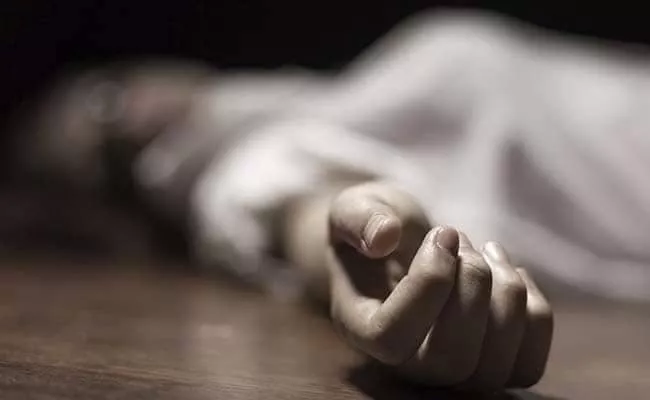 Extra Marital Affair: Woman Ends Life With Children Karnataka - Sakshi