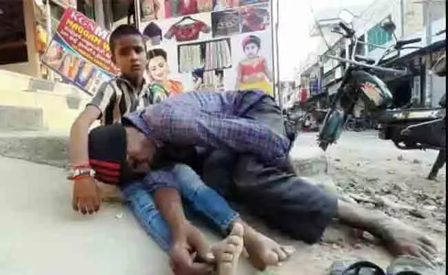 Man Drunk Alcohol And Fell On Road At Jadcherla - Sakshi