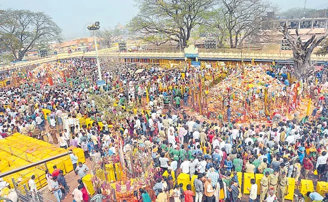 Sammakka Saralamma Jatara Visiting Devotees On Friday - Sakshi