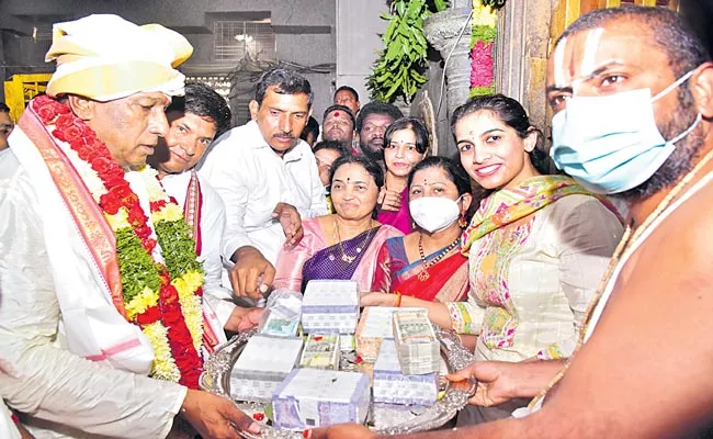 Minister Mallareddy Made Huge Donation To The Yadadri Temple - Sakshi