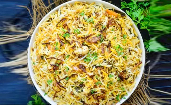 Chikkadpally: Cockroach Found In Veg Biryani, GHMC Fined 5000 - Sakshi