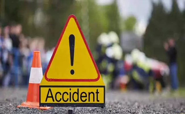 Car Accident In East Godavari - Sakshi