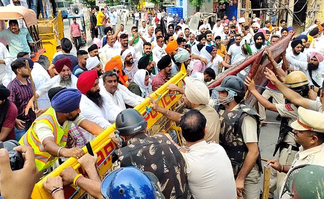 Farmers hold protests across Punjab, Haryana - Sakshi