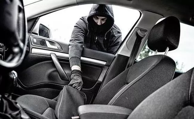 Chennai: Gang Of Thieves Rubber Band To Break Into Cars Steal Valuables - Sakshi