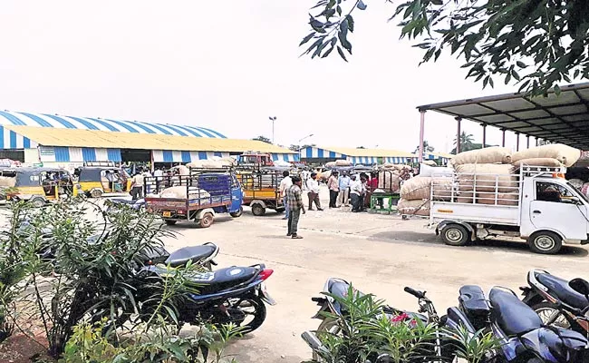 Cotton Price Touches Record High Of Rs 8, 421 Per Quintal At Gajwel Market Yard - Sakshi