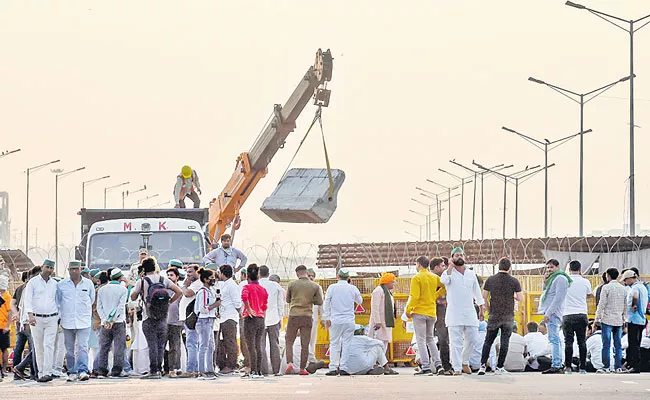 Delhi Police removes barricades at Ghazipur protest site - Sakshi