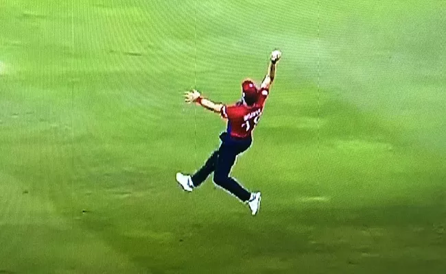 T20 World Cup 2021: Chris Woakes Stunning Catch Became Viral AUS Vs ENG - Sakshi