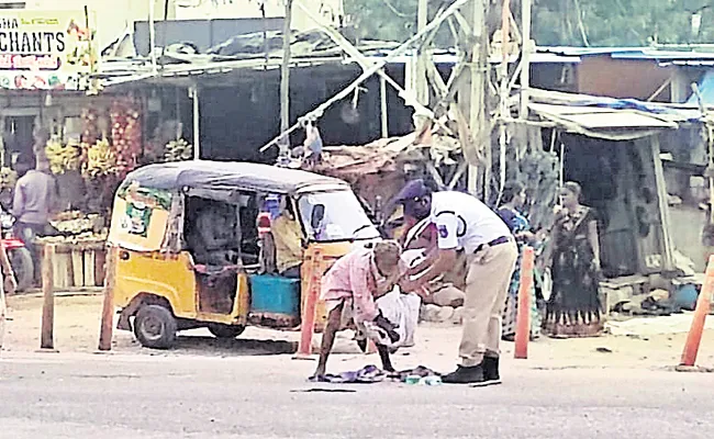 Constable Helps To Road Side Beggar In Shadnagar - Sakshi