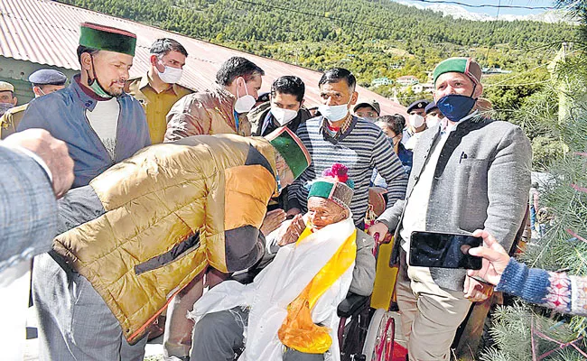 Independent India first voter Shyam Negi, aged 104, casts vote in Mandi bypoll in Himachal Pradesh - Sakshi