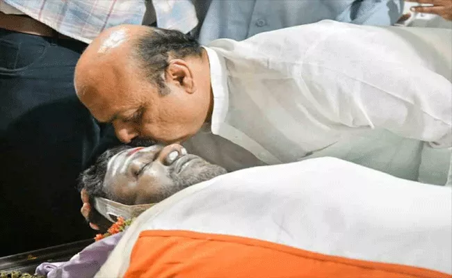 CM Basavaraj Bommai Kisses Puneeth Rajkumar Forehead At Last Rites - Sakshi