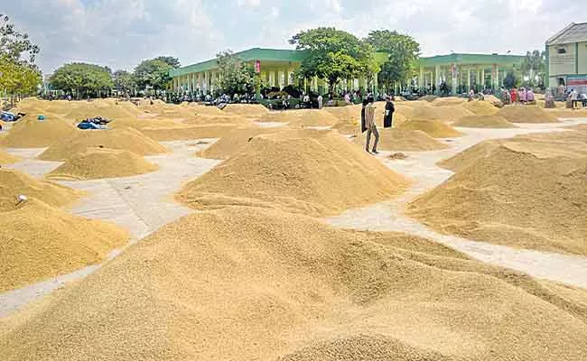 Ambiguity Over Grain Purchase in Telangana - Sakshi