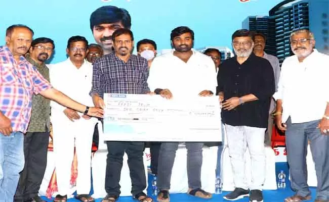 Vijay Sethupathi Donates Rs 1 Crore to FEFSI - Sakshi