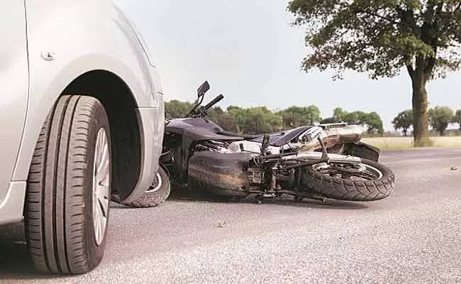 Central Govt Give Rs 5,000 To People Who Save Lives Road Accident Victims - Sakshi