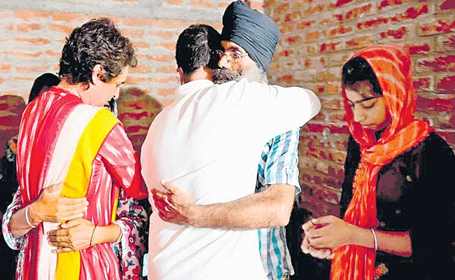 Rahul, Priyanka extend healing hugs to deceased farmers families - Sakshi