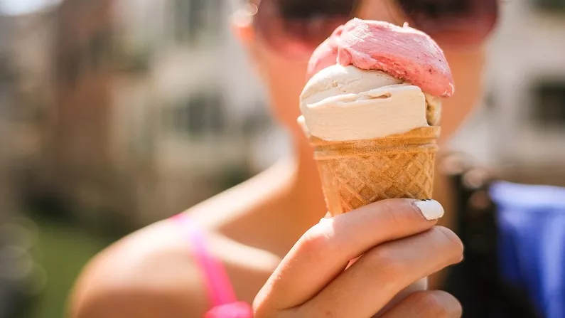 18 percent gst on ice cream parlour and stores - Sakshi