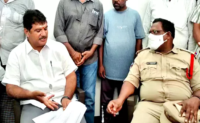 Kakinada Police Served Notices to Dhulipalla Narendra Kumar - Sakshi