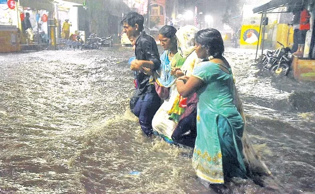 Heavy Rain Lashed At Greater Hyderabad - Sakshi