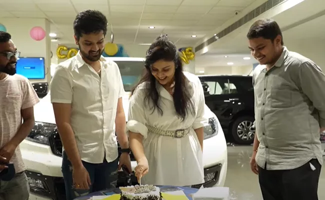 Anchor Sree mukhi Gifts Ford Car To His Brother - Sakshi