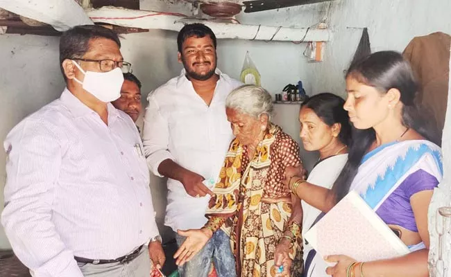 Old Woman Refused To Take Covid 19 Vaccine Over Side Effects - Sakshi