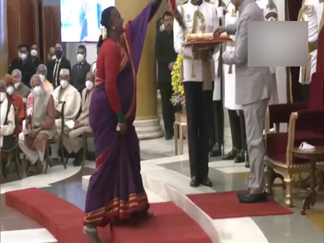 Transgender Manjamma Jogati Makes Receiving Padma Shri Unique Gesture