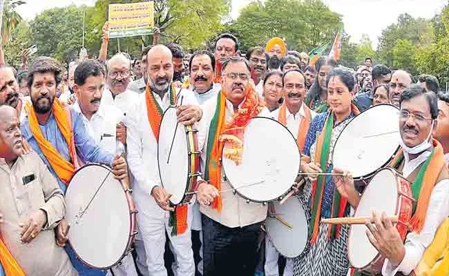 Bandi Sanjay Fires On Telangana CM KCR At Hyderabad - Sakshi